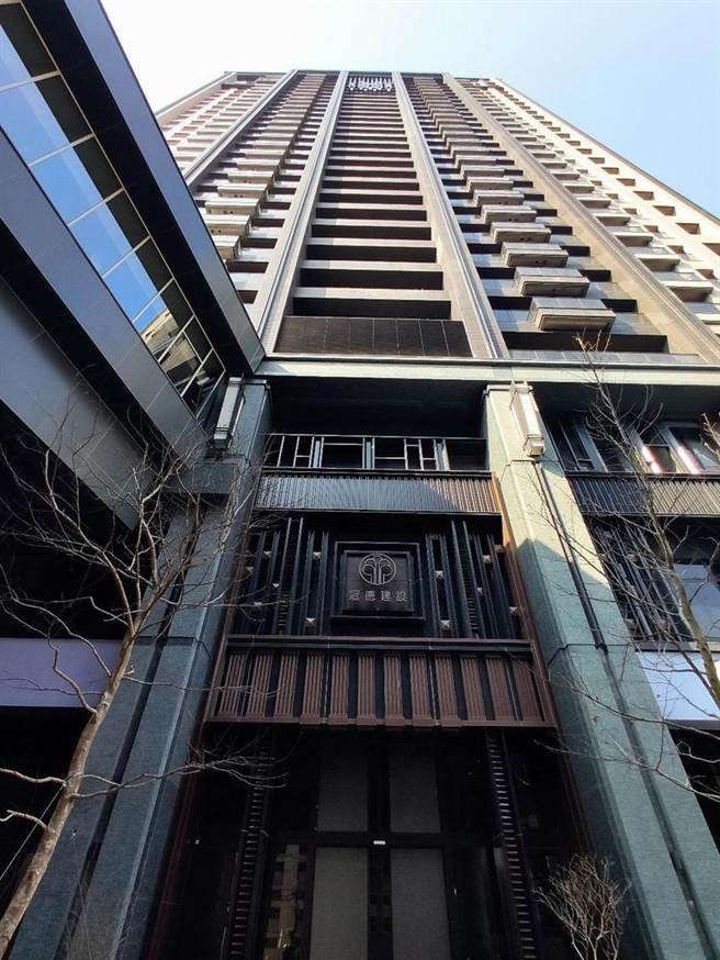 （中台湾第一栋捷运共构宅-「文华高中站土地开发共构大楼」，3月4日取得使用执照。图／台中市交通局提供）