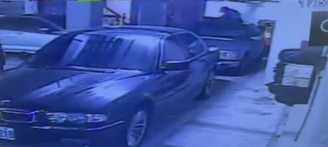 笨賊偷汽車零件遭鎖車內囚6小時，苗栗警鷹眼逮人。(警方提供)