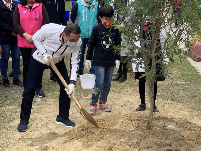 新北市长侯友宜上午出席永和国小植树活动。（王扬杰摄）