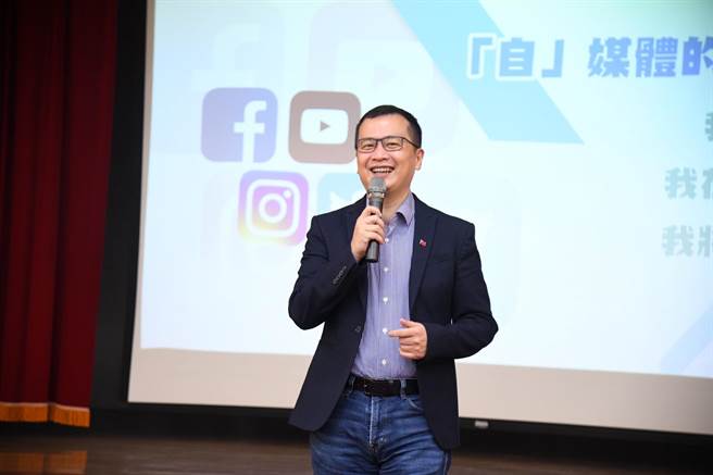 国民党籍台北市议员罗智强昨以「百万网红不是梦」赴花莲演讲，分享自己在全美环游、街头演讲到如何成为百万网红的人生故事。（花莲县政府提供／罗亦晽花莲传真）