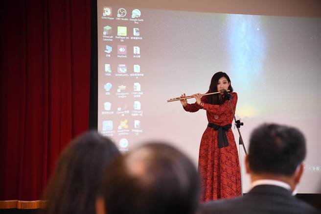 金钟奖、金曲奖双金得主的长笛音乐家华姵于会中即兴演奏。（花莲县政府提供／罗亦晽花莲传真）