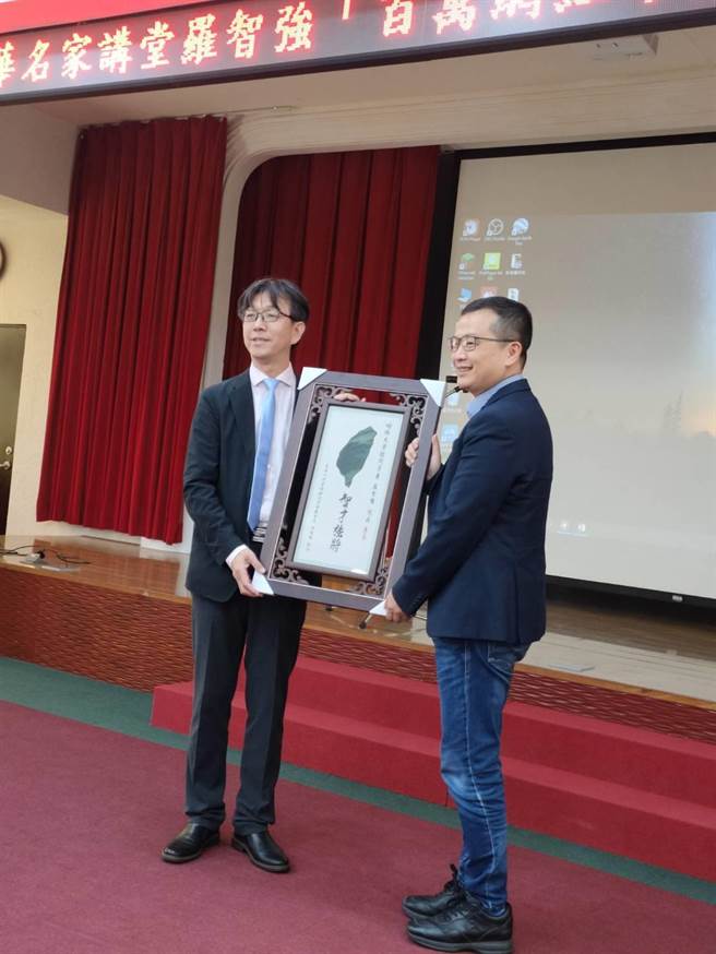 东华公共事务研究协会学会理事长田俊雄（左），致赠罗智强（右）一幅题写「智才强将」的台湾玫瑰石匾。（花莲县政府提供／罗亦晽花莲传真）