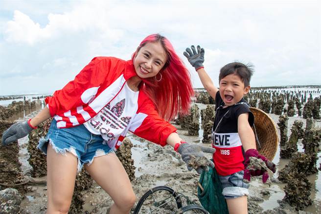 〈金门亲子嘉年华〉受欢迎的单元之一「採石蚵」体验游。（金门县府观光处提供）