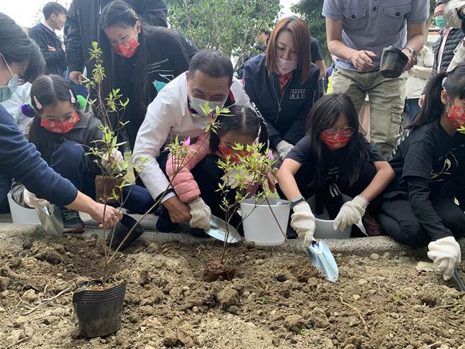 新北市长侯友宜出席永和国小植树活动。（王扬杰摄）