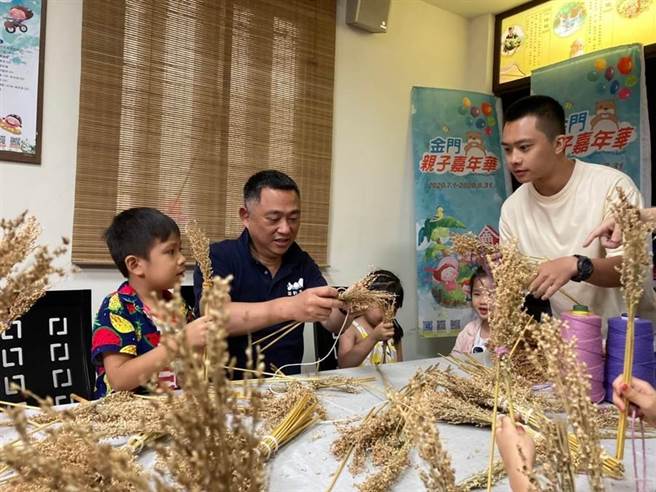 杨镇浯县长与小朋友一起体验高粱扫帚DIY。（金门县府观光处提供）