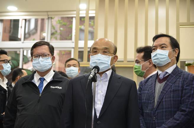 行政院长苏贞昌（中）表示，为了增加国人信心，会率先施打疫苗。（赖佑维摄）