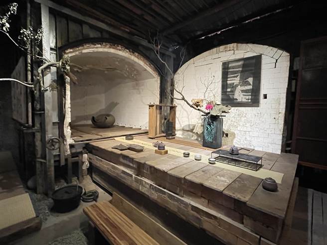 全成古窑坊内部保有大型瓦斯窑，除了有新元素外，也保有过去陶器工厂老物。（蔡雯如摄）