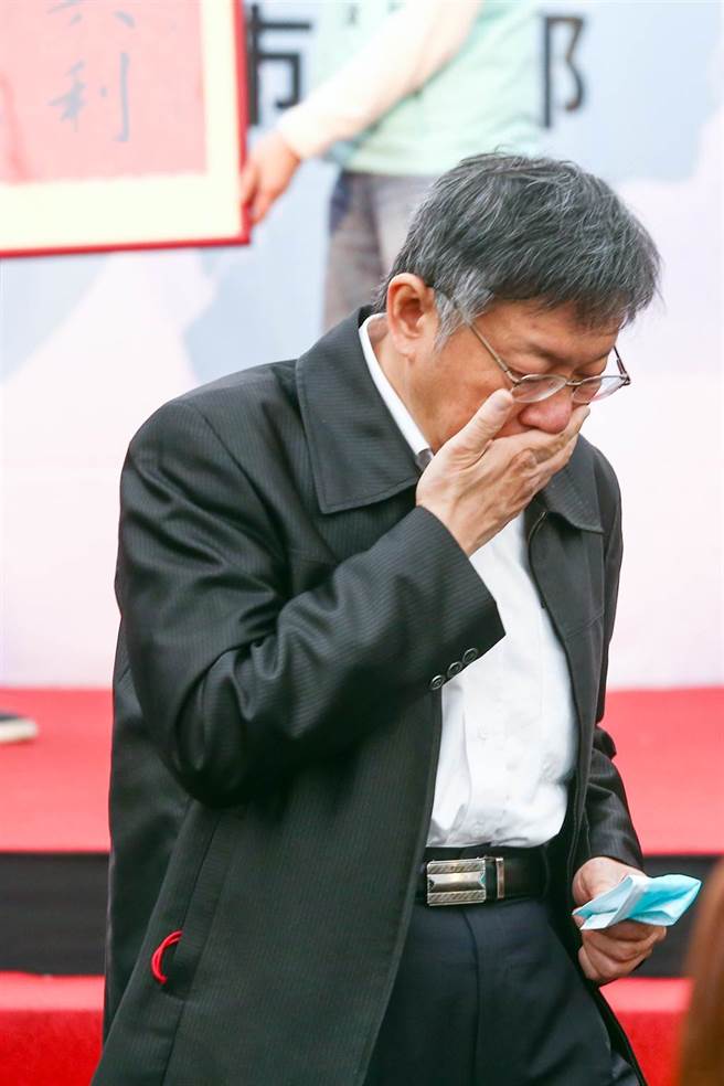 台北市長柯文哲21日出席民眾黨新北市黨部成立大會，致詞完摀住嘴巴。被問到相關疫苗施打問題時表示「我們都有準備啦，沒有問題」。（鄧博仁攝）