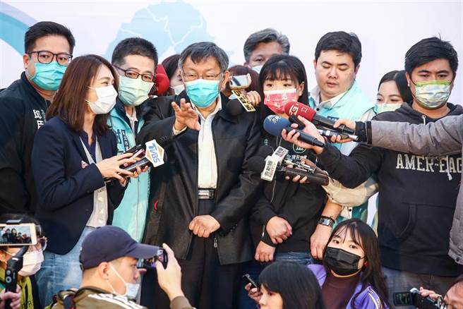 民眾黨布局2022縣市首長，黨支持度最高的新竹市被認為必戰之區，民眾黨主席柯文哲（中）21日出席民眾黨新北市黨部成立大會，被問到支不支持民眾黨立委高虹安（右2戴紅色口罩者）出戰新竹時表示，她很好，民眾黨人選要具備德智體群美，但他認為不能純粹空降，也要在地方花時間經營。（鄧博仁攝）