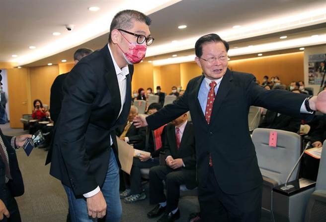 連勝文（左）21日出席趙守博（右）的新書發表會。（黃世麒攝）