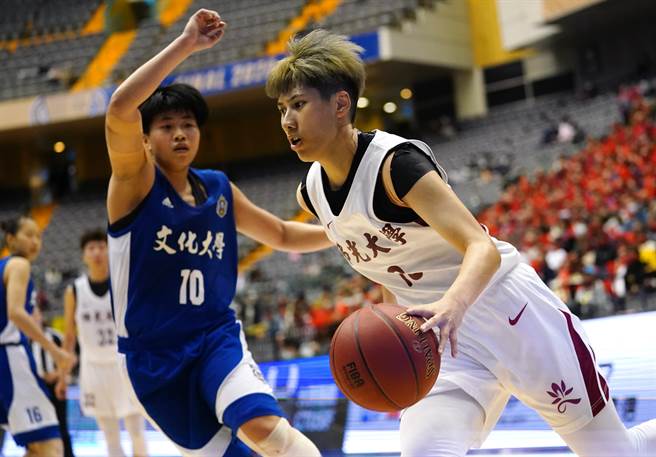 佛光大学王竫婷（右）在109学年UBA公开一级女子组季军战攻下31分，助队上演大逆转。（大专体总提供）