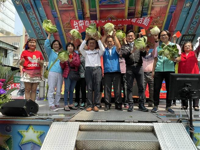 台中市后车头发展协会与台中市慈青老人会合作，21日办会员大会，特别请有氧老师带长者一起动一动，也化身高丽菜代言人。（冯惠宜摄）