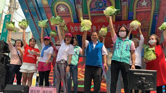 台中市后车头发展协会与台中市慈青老人会合作，21日办会员大会，特别请有氧老师带长者一起动一动，也化身高丽菜代言人。（冯惠宜摄）