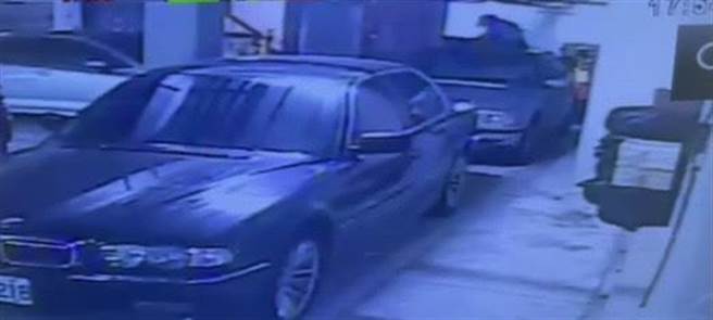 35歲吳姓男子不務正業靠行竊維生，在竹南、頭份偷走現金、汽車零件、娃娃機等，還曾在犯案過程中遭反鎖車內6小時，最後自行撬開天窗逃逸。（警方提供／何冠嫻苗栗傳真）