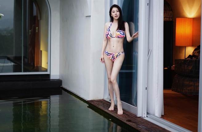 穆熙妍贴出奢华度假照，穿比基尼身材超好。(翻摄自穆熙妍脸书)