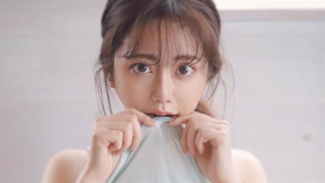 谷亚沙子近日在个人IG上晒出侧拍辣照为写真集宣传。（图／IG@asyakodayo）