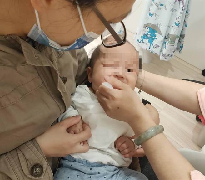 新竹市政府與市議會為照顧低收入戶、中低收入戶、罕見疾病及重大傷病患等4類對象之嬰幼兒，共同推動口服輪狀病毒疫苗補助政策。（新竹市政府提供／陳育賢新竹傳真）