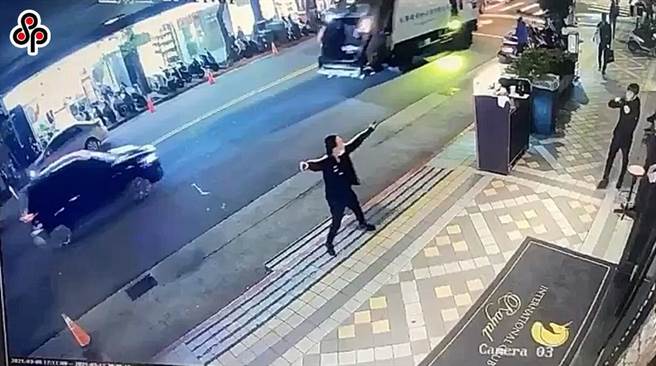 台北市林森北路一间酒店门口日前疑遭扔掷「土制手榴弹」，轰然巨响吓得民眾四处逃散。（本报资料照片）