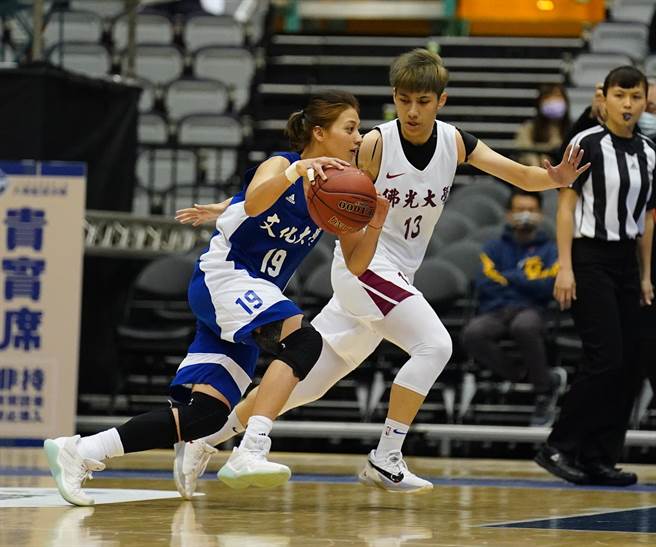 佛光王竫婷（右）、文化徐玉莲（左）打出学姐的奋战精神，为了球队拚战全场。（大专体总提供）