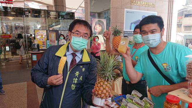 台南市长黄伟哲（左）逛安心餐厅凤梨入菜摊位，推广台南凤梨。（程炳璋摄）