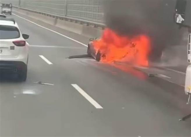 西滨快速道路台中清水段20日发生重大死亡车祸。（摘自脸书台中踢爆网）