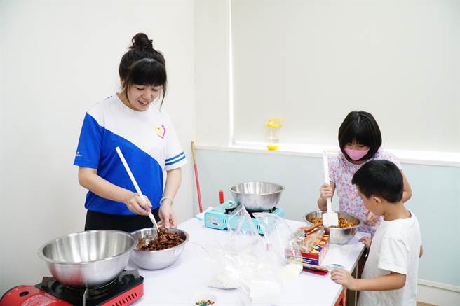 新竹县政府依据警政辖区分局，设立5个社会福利服务中心。（庄旻静传真）