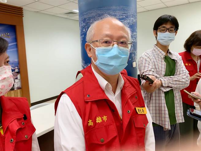 高市衛生局長黃志中（中）明天將率先到高榮施打AZ疫苗。（柯宗緯攝）