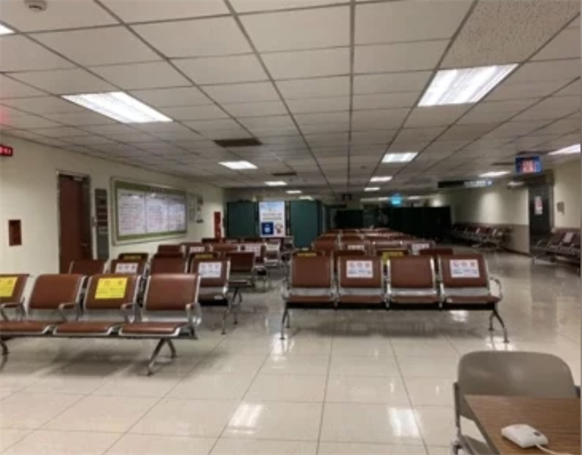 國內AZ新冠肺炎疫苗明（22）日開打，高雄長庚醫院設置休息區，提供注射後休息30分鐘。（高市衛生局提供／柯宗緯高雄傳真）