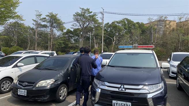 预拌混凝土车驾驶在员警陪同下现身东海火葬场，对记者追问事发经过，他全程不发一语。（王文吉摄）