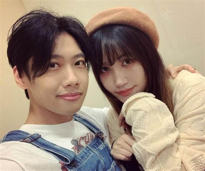 YouTuber「这群人」最新影片再次登上发烧影片第一名，剧本主担当尼克（左）近日在Wave首次公开团体成军10年爆笑影片系列剧本密技，更曝最新影片灵感来自好友和前男友出游的各种崩溃真实事件。（图/ 摘自尼克IG）