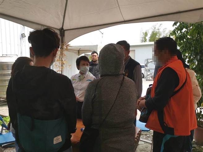 台中市长卢秀燕前往慰问家属，社会局并联繫苗栗县政府社会处，共同启动关怀机制，协助家属度过难关。（台中市政府提供）