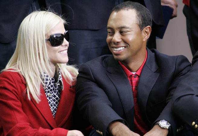 2009年秋，伍兹爆发家庭风波前与艾琳的合影。（美联社资料照）