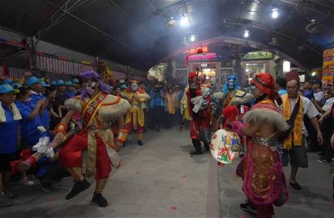 一名外送员被恶搞，送餐至送肉粽现场，回家后头痛不止。送肉粽仪式通常先进行「跳锺馗」除煞，图为彰化溪州水尾村震威宫举办「锺馗文化祭」。（资料照片）
