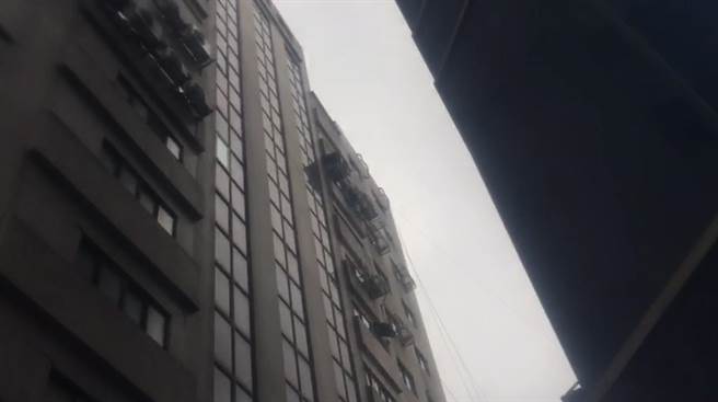 台北博仁醫院下午頂樓冒黑煙，警消趕往發現是發電機起火，已撲滅，未釀成災害。（民眾提供）