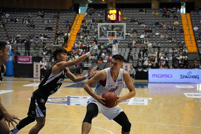 健行陈范柏彦（右）在季军战缴出22分、6篮板佳绩。（大专体总提供）