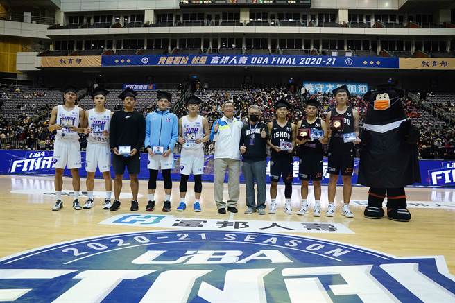 健行及义守毕业生，左起为健行刘骏霆、谢亚轩、孙立成、孙永成、林梓峰，义守陈孝禹、吴彦仑、吕威霆。（大专体总提供）