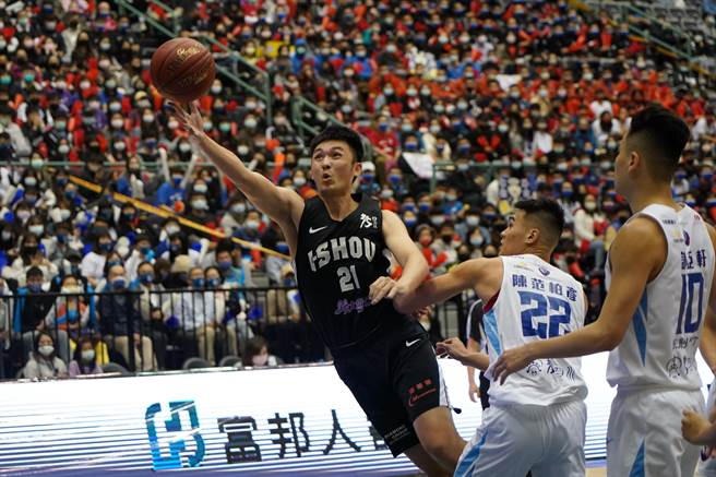 义守吕威霆（左）缴23分、10篮板UBA毕业作。（大专体总提供）