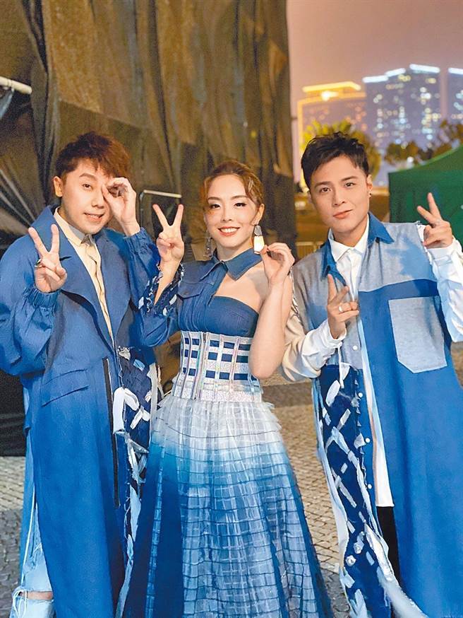 有「澳门F.I.R.」美誉的团体「MFM」，成员包括罗嘉豪、祖丝和AJ，是两男一女的演唱组合，前年来台推出首张国语专辑《限时动态》叫好叫座，校园和圣诞邀约不断，连跨年也受到邀请。（超级亚洲娱乐提供）