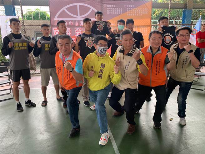 台中市議員周永鴻（前排左二）勉勵選手在球場揮灑青春。（王文吉攝）