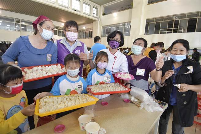 彰化县政府21日在县府中庭举办「谁是饺饺者」包高丽菜水饺大赛，吸引25组参赛。（吴敏菁摄）