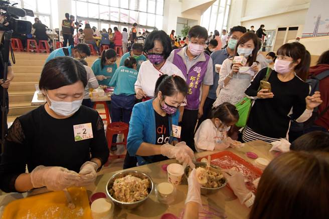 彰化县政府21日在县府中庭举办「谁是饺饺者」包高丽菜水饺大赛，吸引25组参赛。（吴敏菁摄）