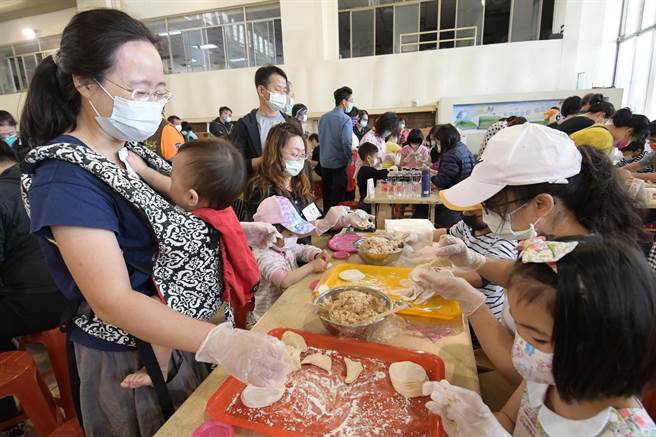 彰化县政府21日在县府中庭举办「谁是饺饺者」包高丽菜水饺大赛，吸引25组参赛。（吴敏菁摄）