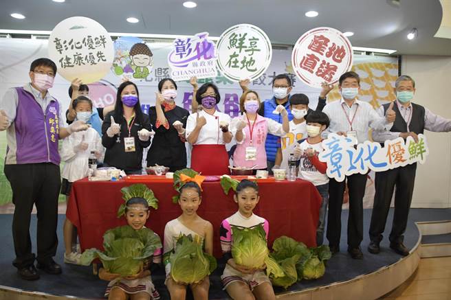 彰化县是全国第四大高丽菜产区，为了平衡产销，县府21日在县府中庭举办「谁是饺饺者」包高丽菜水饺大赛，推广高丽菜料理。（吴敏菁摄）