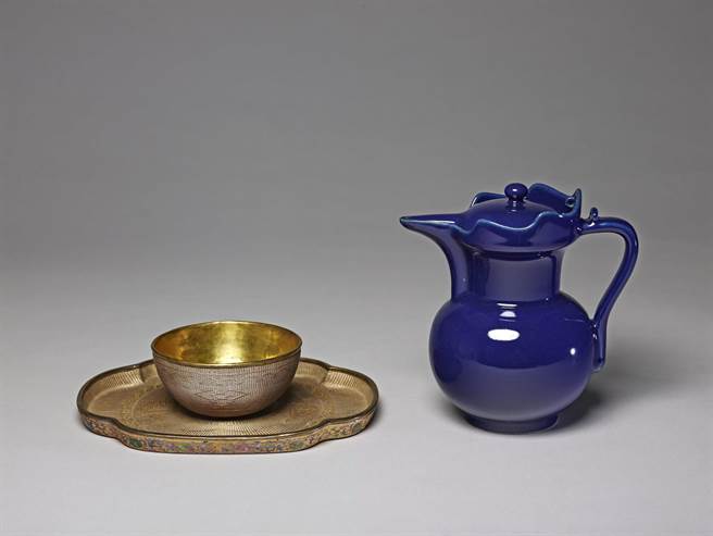 換展亮點是將蒙藏茶器獨立一區陳列，展出金胎掐絲琺瑯彩繪、瓷仿拉古里木紋、鑲嵌寶石的多穆壺、奶茶罐、奶茶碗等，件件裝飾精緻。（故宮南院提供∕呂妍庭嘉義傳真）