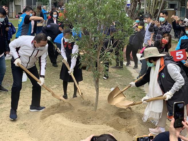 新北市长侯友宜到永和国小参加校园植树诱鸟活动。（王扬杰摄）