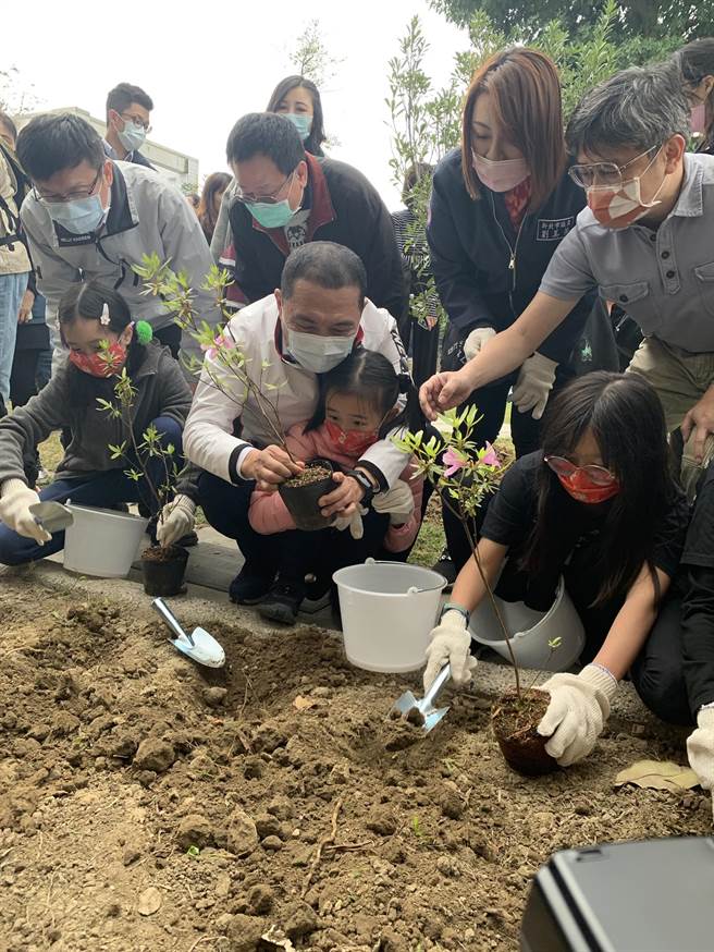 新北市长侯友宜到永和国小参加校园植树诱鸟活动。（王扬杰摄）