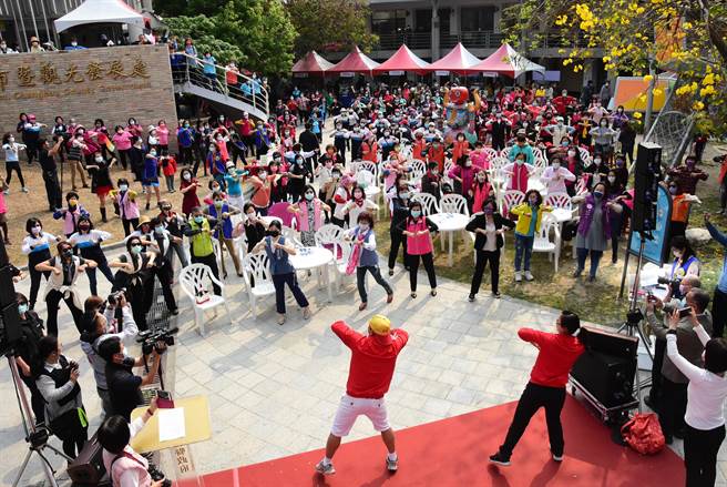 卦山村成了旅遊新亮點，21日舉辦公益市集，吸引絡繹不絕人潮。（吳敏菁攝）