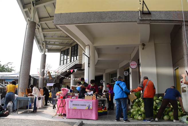 卦山村成了旅遊新亮點，21日舉辦公益市集，吸引絡繹不絕人潮。（吳敏菁攝）