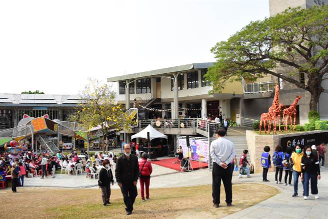 卦山村成了旅遊新亮點，21日舉辦公益市集，吸引絡繹不絕人潮。（吳敏菁攝）