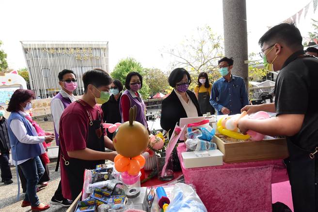 卦山村成了旅遊新亮點，21日舉辦公益市集，吸引絡繹不絕人潮。（吳敏菁攝）